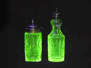 英国 アンティーク 銀 & ウランガラス 調味料入 2客セット スパイスボトル ガラス 硝子 uranium glass ガラス工芸 金属工芸　z7050t