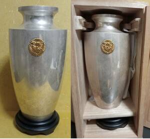本物保証 皇室 銀瓶 御下 賜品 純銀製 御菊紋入 花瓶 重さ440 唐木台座 共箱