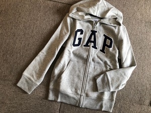 ★新品Gap Kidsギャップロゴスウェットパーカー130★グレー