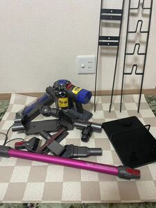 【中古良品】dyson v8 absolute ダイソン コードレスクリーナー 掃除機 昨年12月　バッテリー交換済み　付属品一部　スタンドあり