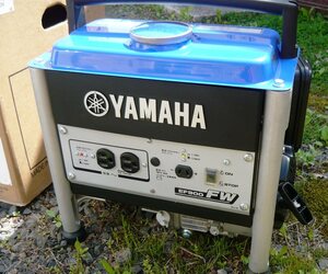 お引き取り限定　美品　停電時、アウトドアに　YAMAHA　携帯発電機　EF900FW　専用バッテリー充電ケーブル付き