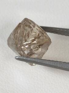 ● 【 バレンタイン 大型 】ライトブラウン色 ダイヤモンド原石 5.95ct トライゴン含 ソーヤブル 八面体