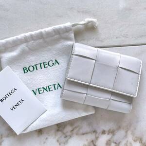 Bottega Veneta ボッテガヴェネタ マキシイントレチャート 財布 白