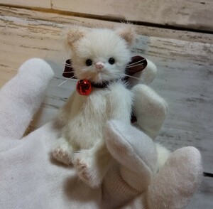 小さな白猫のぬいぐるみ＊7cm ハンドメイド テディベア 猫 ぬいぐるみ 白猫
