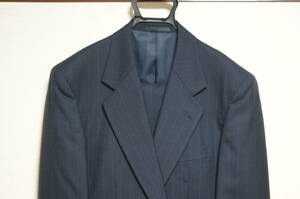 ■中古 メンズスーツ YA-4 紺 細目のストライプ 2つボタン ノーベンツ 裾シングル仕上げツータック ビジネス 社会人 20年程前の品 処分品