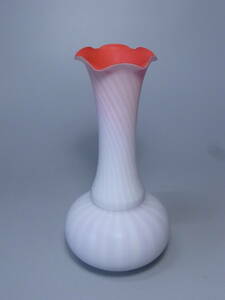 ■綺麗なガラスの花瓶/輪花 白被せ 捻り レトロ ビンテージ ヴィンテージ アンティーク フラワーベース