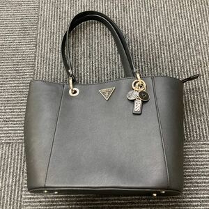 ！ GUESS レザー ハンドバッグ トートバッグ ショルダーバッグ 黒 ブラック ゲス シルバー チャーム付き