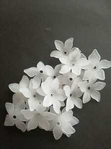 【A2】ハンドメイド アクセサリー　アクリル　お花パーツ　磨りガラス風　ホワイト　約22㎜　10個