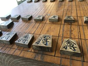 一平作の将棋駒と昭和の将棋盤　一平作　アンティーク　