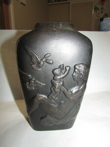 即決(旧家・蔵出し)(古い時代の作家物・銘有・子供を抱く裸婦像と鳩模様金属花瓶　)貴重・珍品