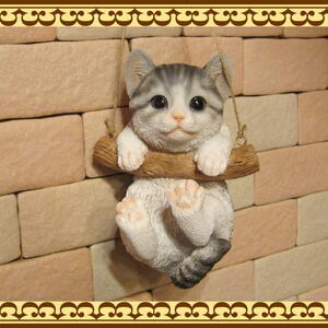 猫　置物　リアルな猫の置物　ブランコキャット　グレー　フィギア　ネコのオブジェ　ガーデニング　玄関先　陶器　茶とら