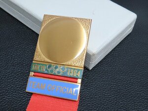 137MAY05【横浜古物】1964　オリンピック　東京大会　TEAM　OFFICIAL バッジ 　ピンク系色リボン