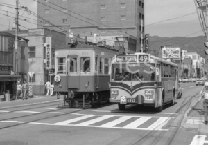 （ 。写真 。〕　京都市営バス ４９号系統と京阪京津線　-LB6301-