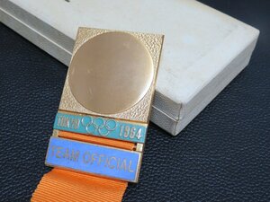 136MAY05【横浜古物】1964　オリンピック　東京大会　TEAM　OFFICIAL バッジ 　オレンジ色リボン
