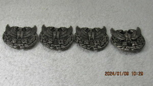鷲のエンブレム SG 帽章 月桂冠＆イーグル 警備小物 4個 幅60mm 重さは3，5ｇ ネジ止め式2個付き 未使用品 訳アリ