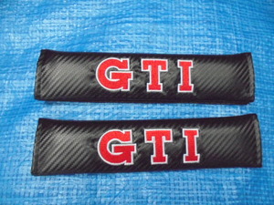 GTI　赤　 エンブレム 刺繍入り 肩パット シートベルト カバー 左右　 カーボン風 汎用　ビニール　新古品　送料520円