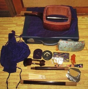 [中古]三味線　中棹　K9　金ホゾ　紅木　綾杉胴 ハードケース（アタッシュケース型）、胴袋、その他付属品あり