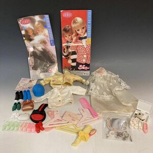 タカラ ジェニー1980年代カタログ2枚、洋服、小物　TAKARA　着せ替え人形付属品