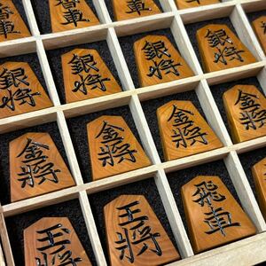 54 美品★将棋駒 鷹山作 桐製平箱付 錦旗 将棋道具 在銘将棋 彫駒 銘彫【1円売り切り・送料出品者負担】