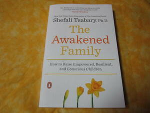 洋書　The Awakened Family: How to Raise Empowered, Resilient, and Conscious Children　子育て法