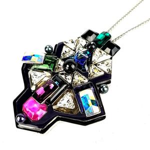 □【極美品】SWAROVSKI スワロフスキー カラーストーン ネックレス アクセサリー シルバー系×マルチカラー 『Buzz ペンダント』 5070638