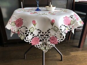 薔薇の花　カットワーク刺繍　テーブルクロス85X85cm　当店オリジナル商品　ホワイト地にピンク
