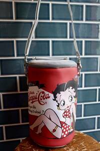 新品　Betty Boop ベティちゃん　クーラーバッグ　保冷バッグ　coca cola アウトドア　キャンプ　アメリカン