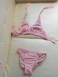 ピンクの可愛い３点セット　ビキニにトップ　HAWAIIのロゴに模様柄　サイズ9M　ヤマトヤ　水着☆
