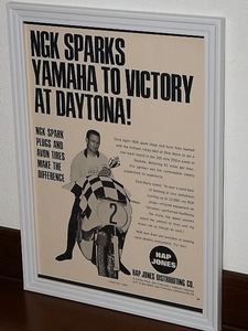 1965年 USA 60s 洋書雑誌広告 額装品 NGK / 検索用 YAMAHA TD1 ヤマハ Dick Mann Daytona デイトナ 店舗 ガレージ 看板 ディスプレイ (A4)