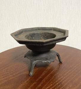 薄端 花器 亀 華道具 花入 茶道具 金属工芸 三足 花生 生花 古道具 床の間 インテリア アンティーク レトロ 刻印あり 蔵出し