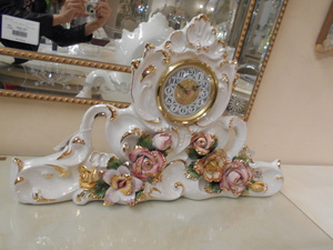 イタリア輸入　美しい陶器ホワイトアイボリーベースピンクローズ薔薇の置時計