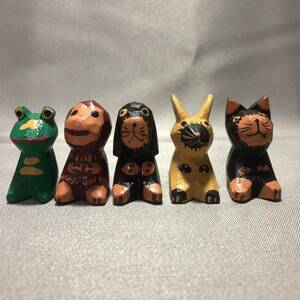 新品・即決・インドネシア製の小さな木彫りの動物５種セット(カエル・猿・犬・ウサギ・猫）