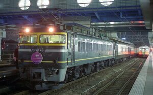 121　【３５㍉ネガ】EF81 44＋24系寝台客車　トワイライトエクスプレスマーク　直江津駅　カラーネガ１コマ