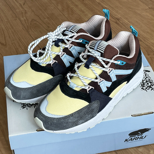 新品　カルフ　KARHU Fusion 2.0　25.9cm　US7.5 フージョン　チョコレート　グレー　イエロー　F804081 　ランニング　フィンランド