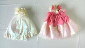 着せ替え人形用ドレス２種◆（白）肩幅４cm、着丈24cm＆（ピンク）肩幅4cm、着丈26cm◆BANDAI