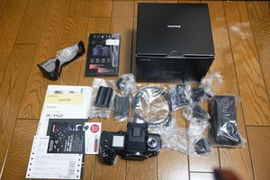 ☆かなり美品　総ショット数 279枚 富士フイルム(FUJIFILM) X-H2 ボディ ブラック ボトムケース 液晶ガラスフィルム　他　中古