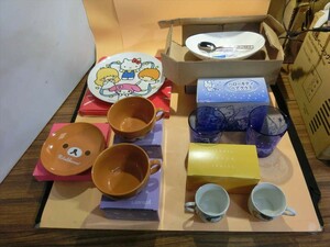 【HW89-26】【100サイズ】リラックマ ハローキティ シナモンロール プレート グラス マグカップ等食器まとめてセット/※傷汚れ 外箱傷み有