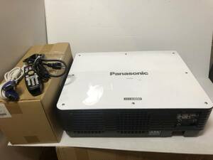 PANASONIC プロジェクター　PT-D5700 ★6000ルーメン★　投射画面50－600型 HDMI対応可能 純正未使用ランプ（２灯入り）付き