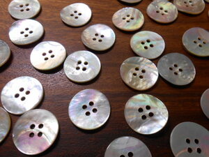 アコヤ貝（パールシェル）のボタン　25ｍｍ（4穴）12個
