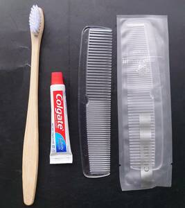 新品◆ヘアくしx 2+歯ブラシ+歯磨き粉♪来客用/旅行/日常も