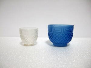 ◆ 古い酒盃 口縁雷文 型吹き盃 無色 青色 二客 ギヤマン 江戸ガラス / Sake Cups ぐい呑 お猪口 酒器