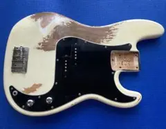 Squier by Fender PBボディーニトロセルロースラッカー塗装
