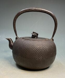 【昌行 銘】「霰　松毬摘　鉄瓶」 南部鉄器 鉄 急須 茶道具 煎茶 湯沸かし 骨董 古美術 y11717500