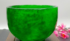 清代　龍石種緑翡翠の大碗