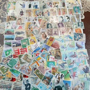 使用済み日本切手新・旧各種1000枚+100枚以上オフペーパー普通、小型切手無し、重複あり