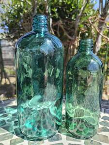レトロガラス瓶 薬品大瓶 スクリュー栓 青緑色不透明ガラス 気泡 製造皺 製造バリ 2種2本まとめて 瓶/ガラス瓶/昭和レトロ/当時物
