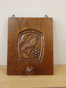 北海道手作り小物　ナラ材　バードハンガーミニ１羽（左）　ＤＵＸ木彫彫刻　