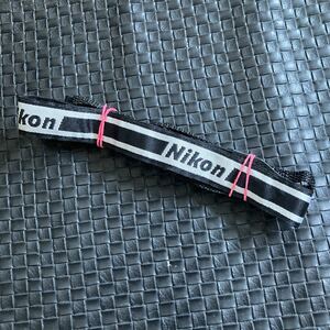 【送料無料】Nikon ニコン カメラ ストラップ 白色 x 黒色　細め 25mm