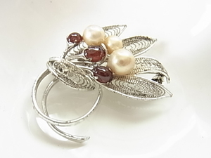 ビンテージ／ヴィンテージ　美しい貝パール　貝真珠に綺麗な赤色ストーン付き　煌き輝くビジュー　銀色　昭和の古い素敵なブローチ▲