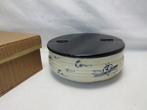 510744 【 未使用 茶道具 加藤五陶作 安南平水指 掻合塗割蓋 陶印 紙箱 】 検) 水屋道具 作家物 在銘 水差 お点前 茶器 茶具 ⅲ